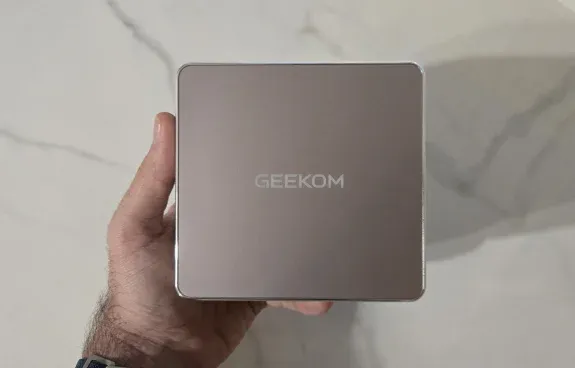 Geekom A5 2027 Recensione: mini PC piccolo e silenzioso che sfida la crisi delle memorie