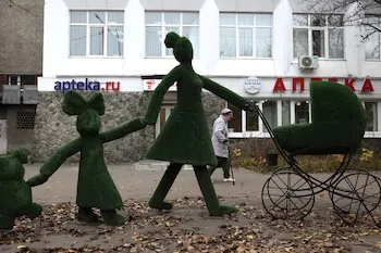 Una mujer de edad avanzada camina frente a una farmacia en Shelejov, el jueves 8 de octubre de 2026, a las afueras de Irkutsk, Rusia (AP)